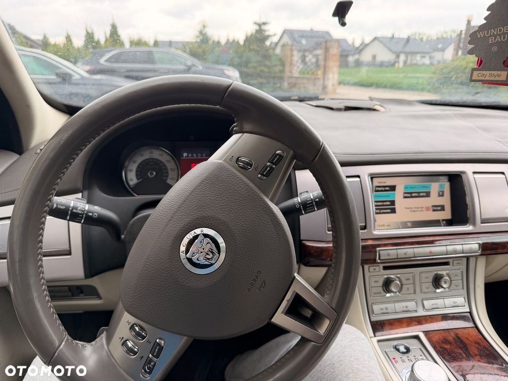 Jaguar XF - 10