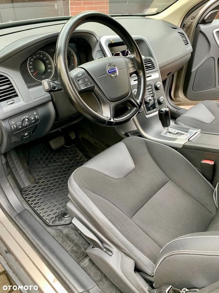 Volvo XC 60 2.4D AWD Momentum - 9