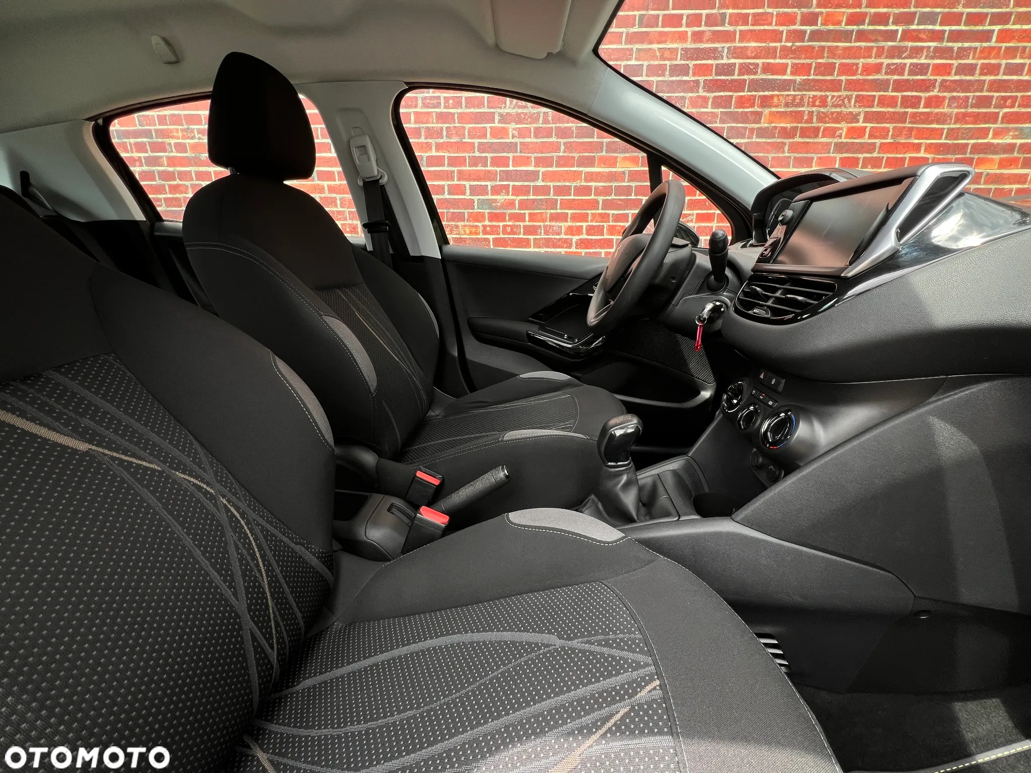 Peugeot 208 - 14
