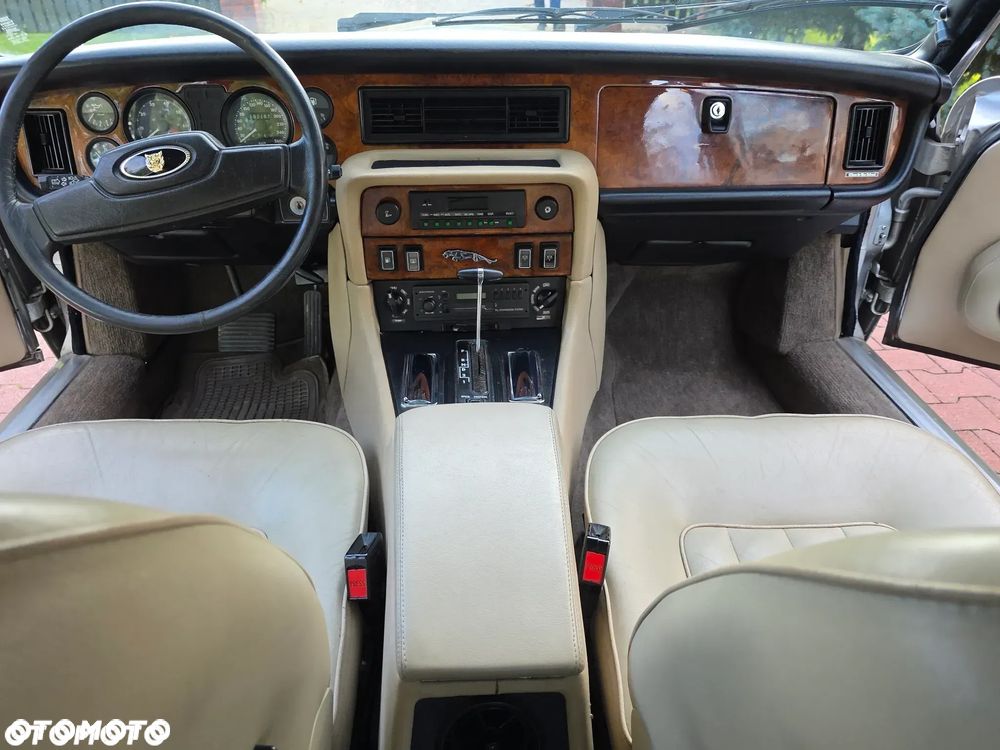 Jaguar XJ - 28