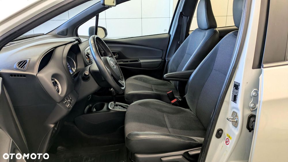 Toyota Yaris Hybrid 100 Dynamic - 11