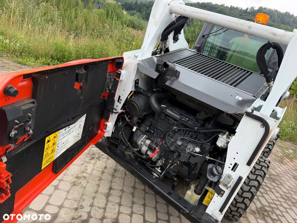 Bobcat S530. Ładowarka 4x4 wózek terenowy. Łyżka. Pełne sterowanie z dżojstika jazda i praca. Aktualne serwisy DEKRA 2026r. Silnik Kubota 4cyl 55km. Maszyna Jak Nowa z Salonu! Pochodzi z Norweskiego Gospodarstwa! 2020 rok 1724 mtg! Zero luzów i wycieków. Bardzo mocna i wydajna maszyna o małych gabarytach! Idealna do stajni oraz Budownictwa. OKAZJA TANIO 3 wyjścia Hydrauliczne pod urządzenia!! Wszystkie opony jak nowe .Kabina ogrzewana pełne szkło + drzwi. Po serwisach. Potężna moc. OKAZJA - 12