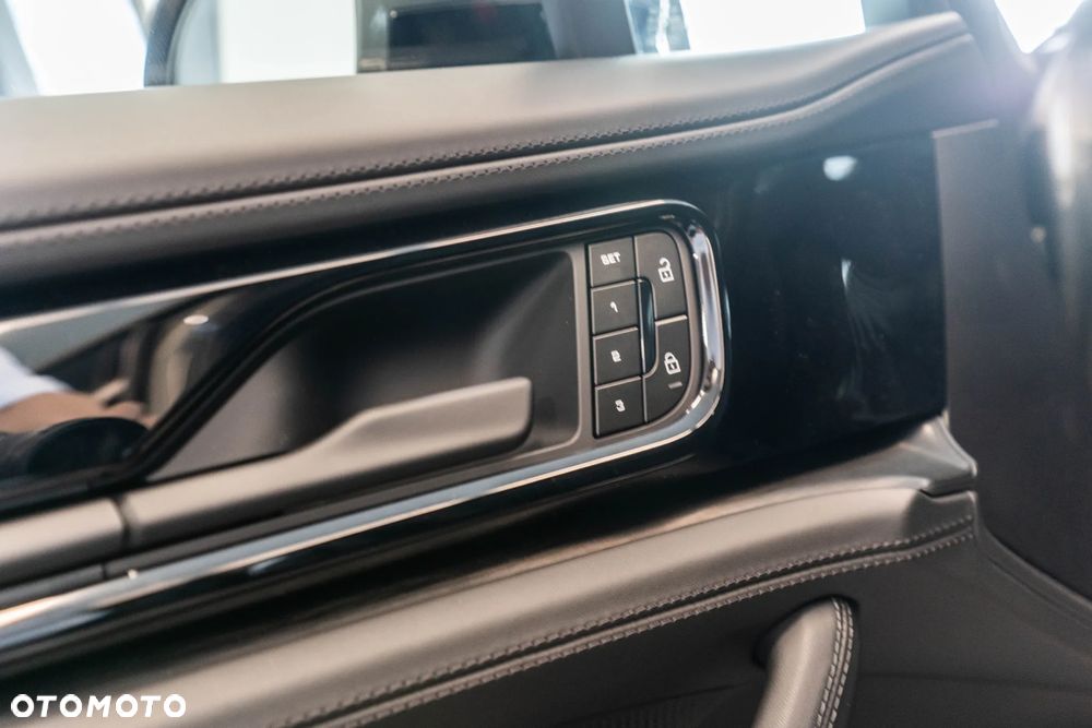Porsche Panamera 4 E-Hybrid PHEV - 27