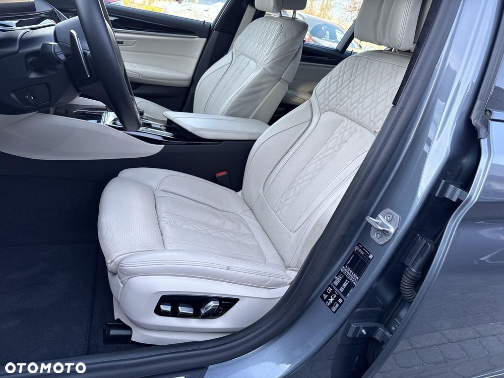 BMW Seria 5 M550i xDrive - 16