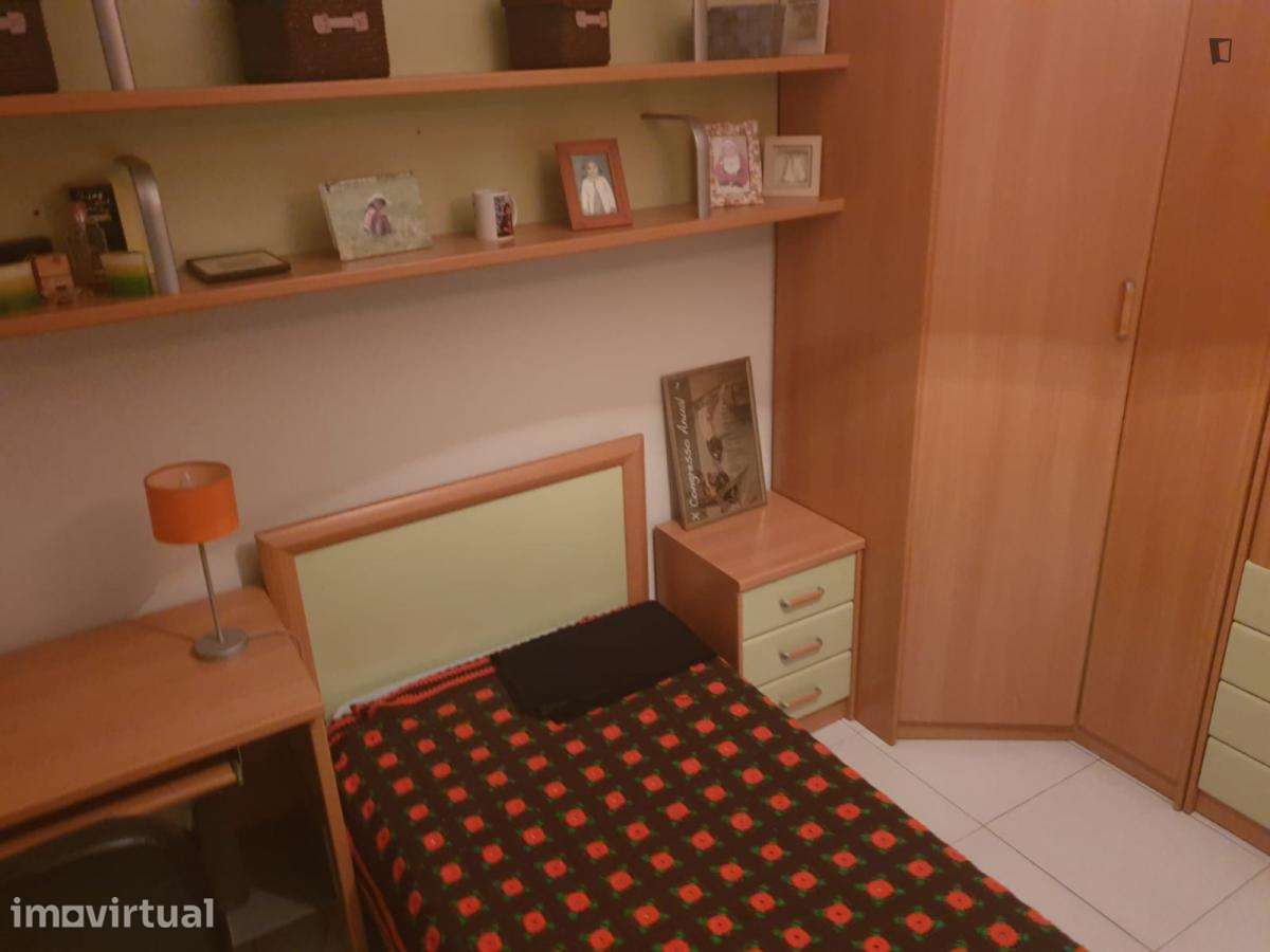 Quarto - localizado em Algés Lisbon - Grande imagem: 3/4