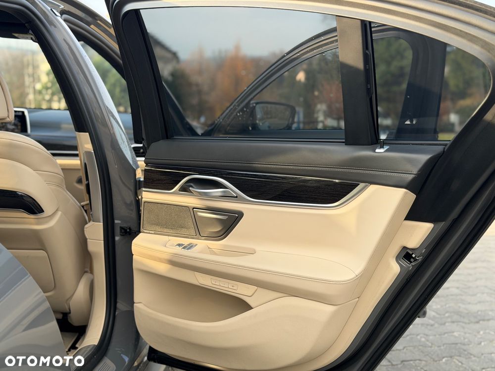 BMW Seria 7 730d xDrive mHEV - 30