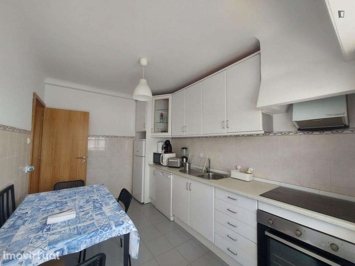 Quarto - localizado em Santa Marinha Porto - Grande imagem: 2/15