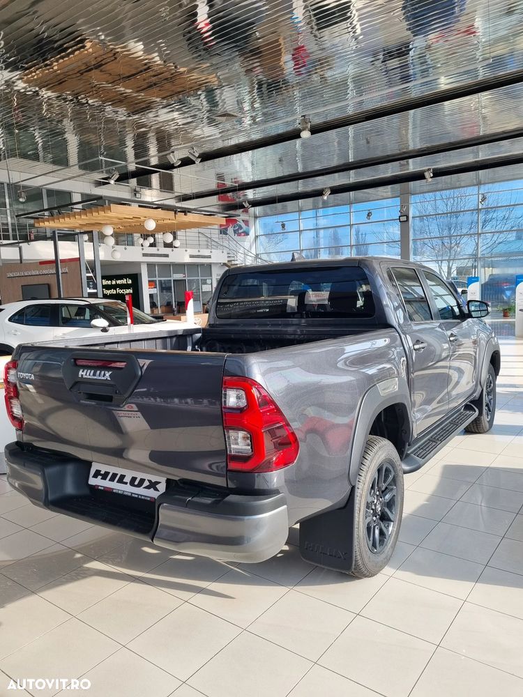 Toyota Hilux 2.8D 204CP 4x4 Double Cab AT MHEV Invincible Color Edition (6Y2) - 2