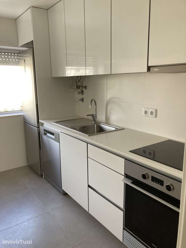 Apartamento T2 com varanda e boa localização - Grande imagem: 2/11