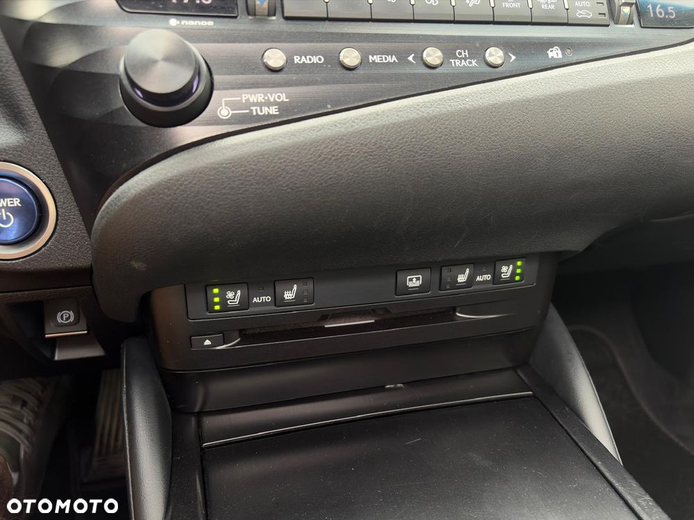 Lexus ES 300h Prestige - 34
