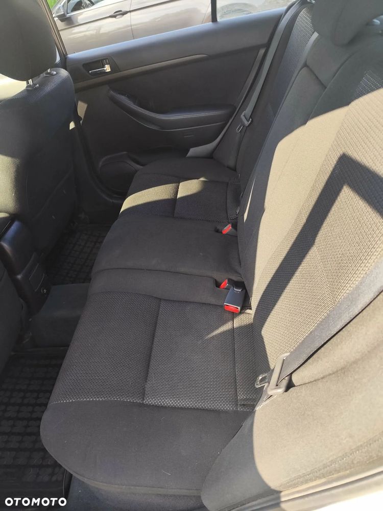 Toyota Avensis 1.8 VVT-i Sol - 9
