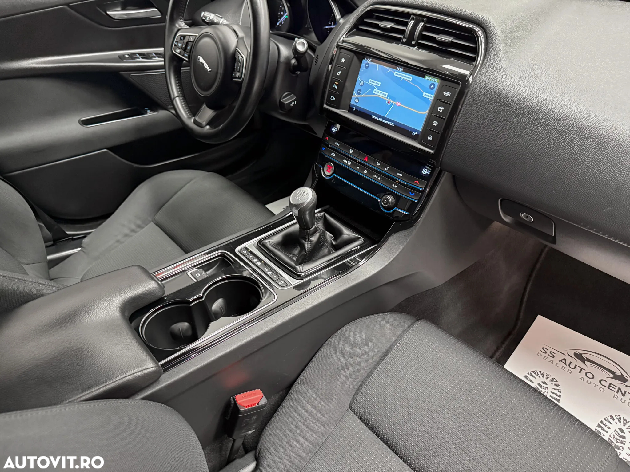 Jaguar XE 2.0 Pure - 13
