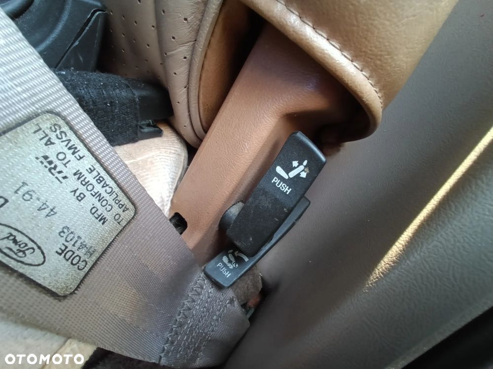 Ford Explorer Standard - 16