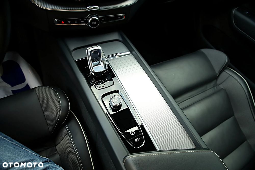 Volvo XC 60 B5 B AWD Plus Dark - 25