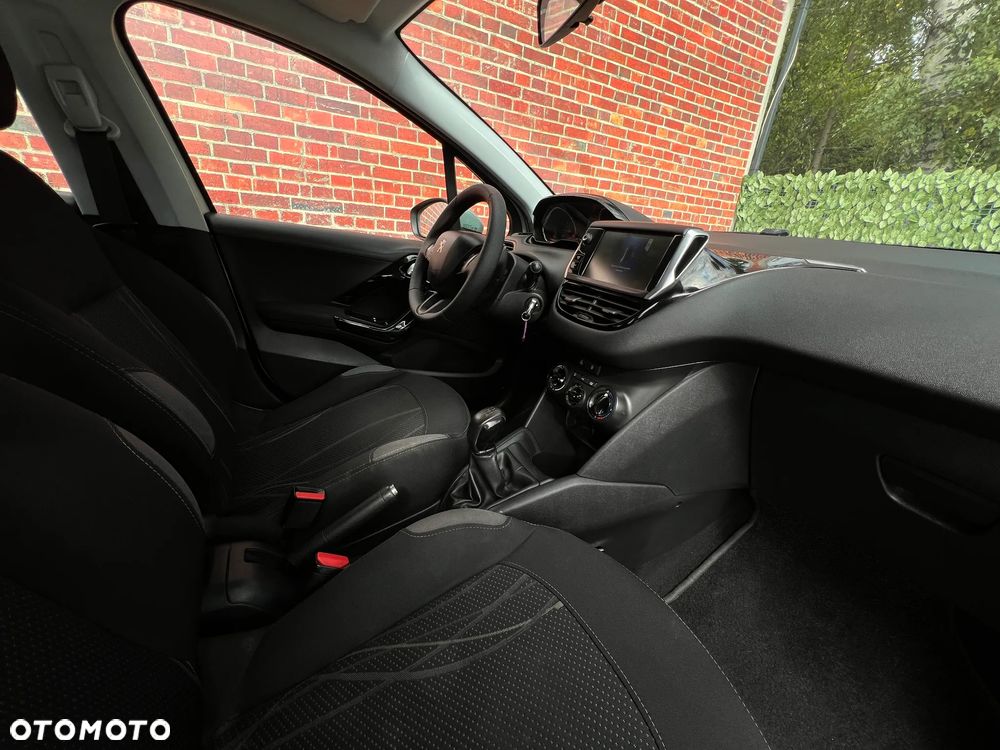 Peugeot 208 - 10