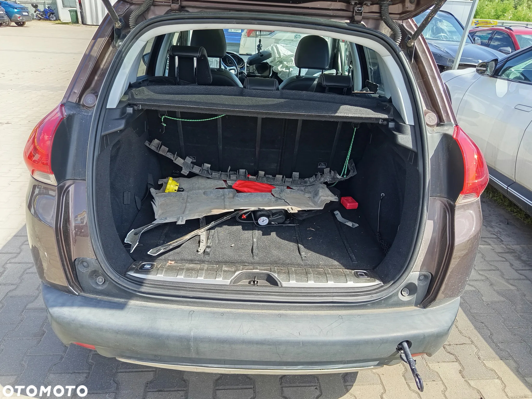 Peugeot 2008 1.6 e-HDi Allure S&S - 16