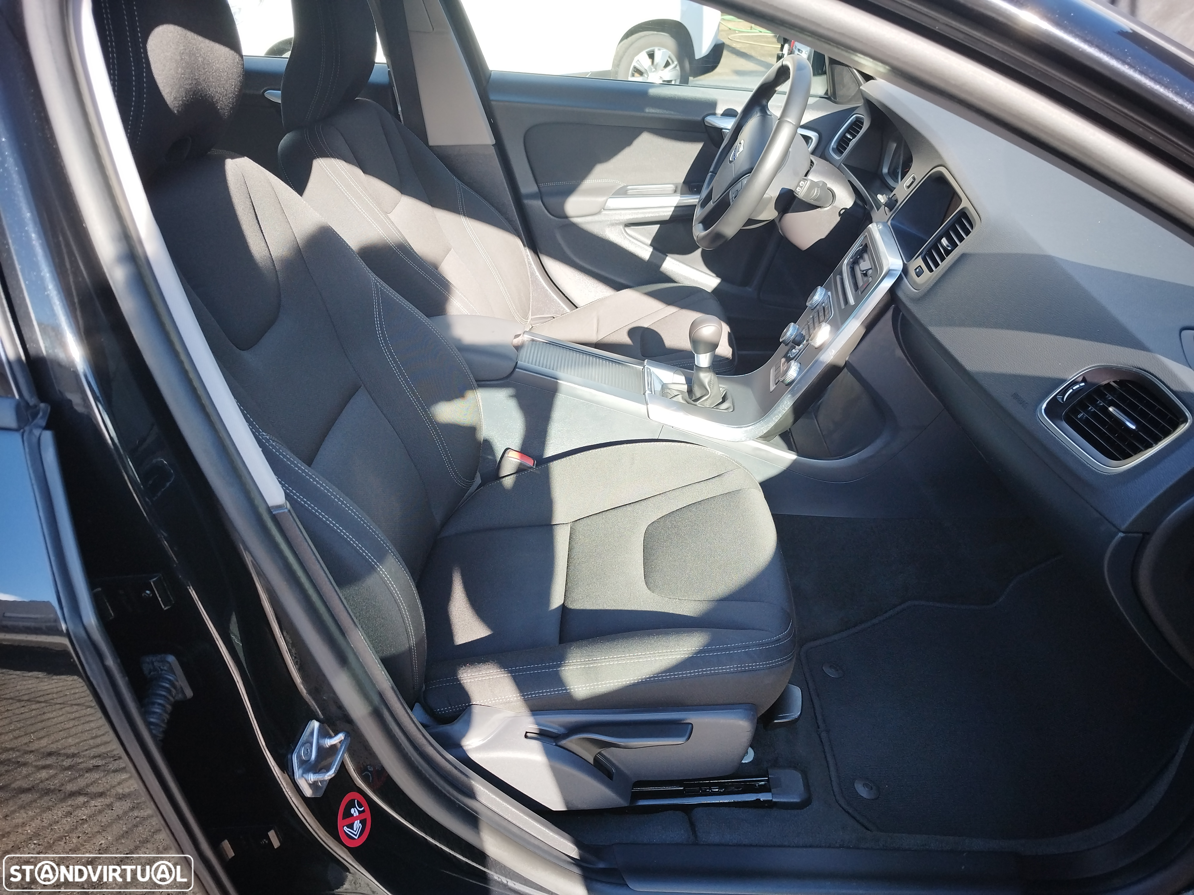 Volvo V60 D2 Momentum - 17