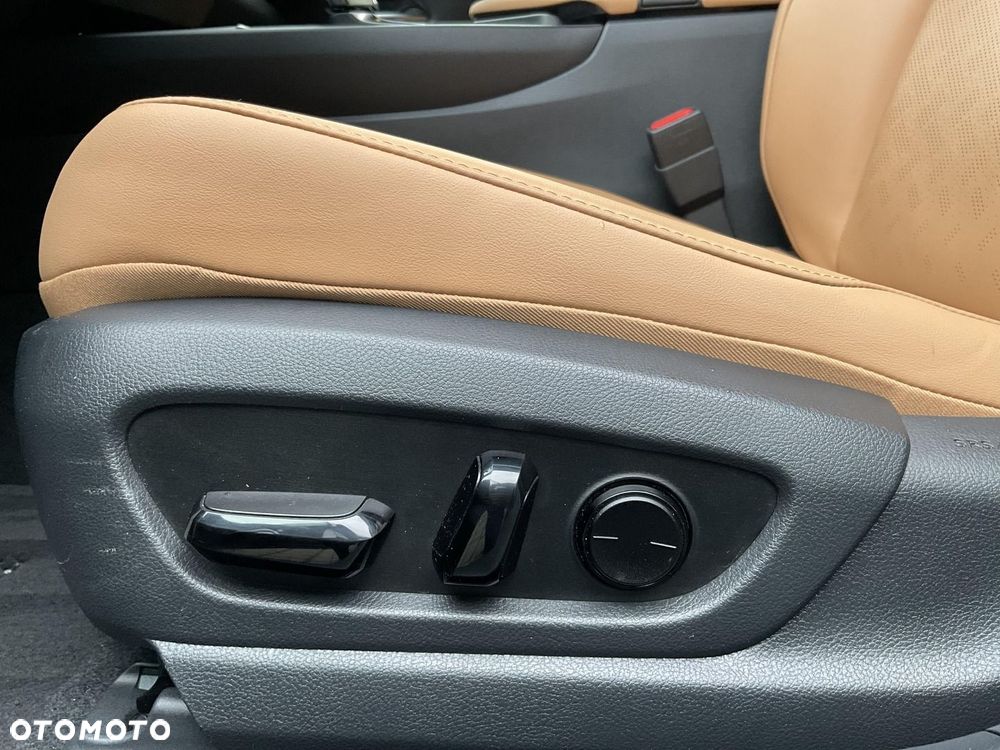 Lexus UX 300h Prestige AWD - 30