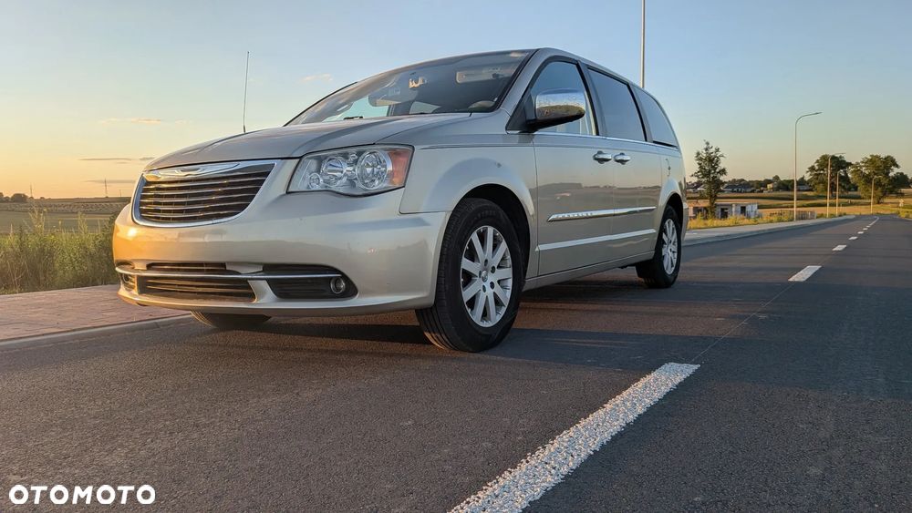 Chrysler Town & Country - 5