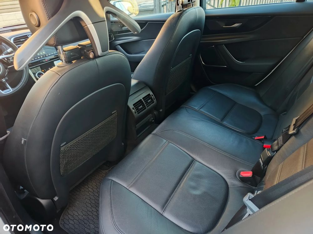 Jaguar XE 2.0 P250 S - 12