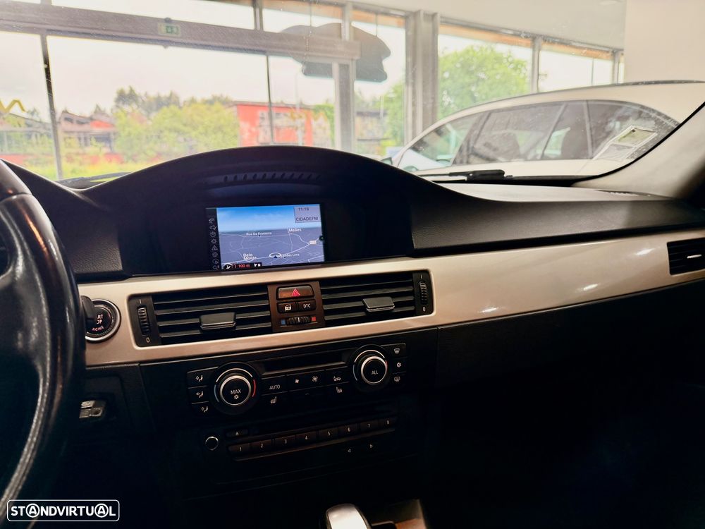 BMW 318 d LifeStyle Auto - 25