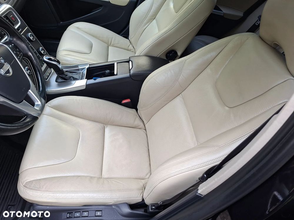 Volvo V60 D6 AWD Plug-in Hybrid R-Design Summum - 22