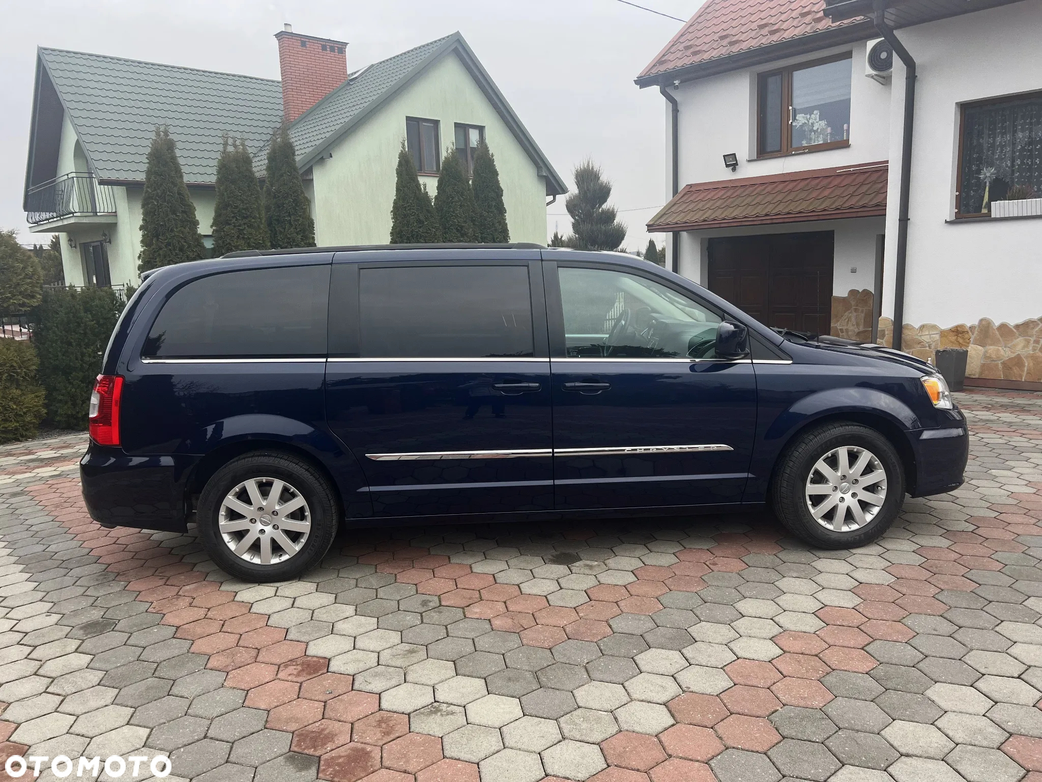 Chrysler Town & Country - 5