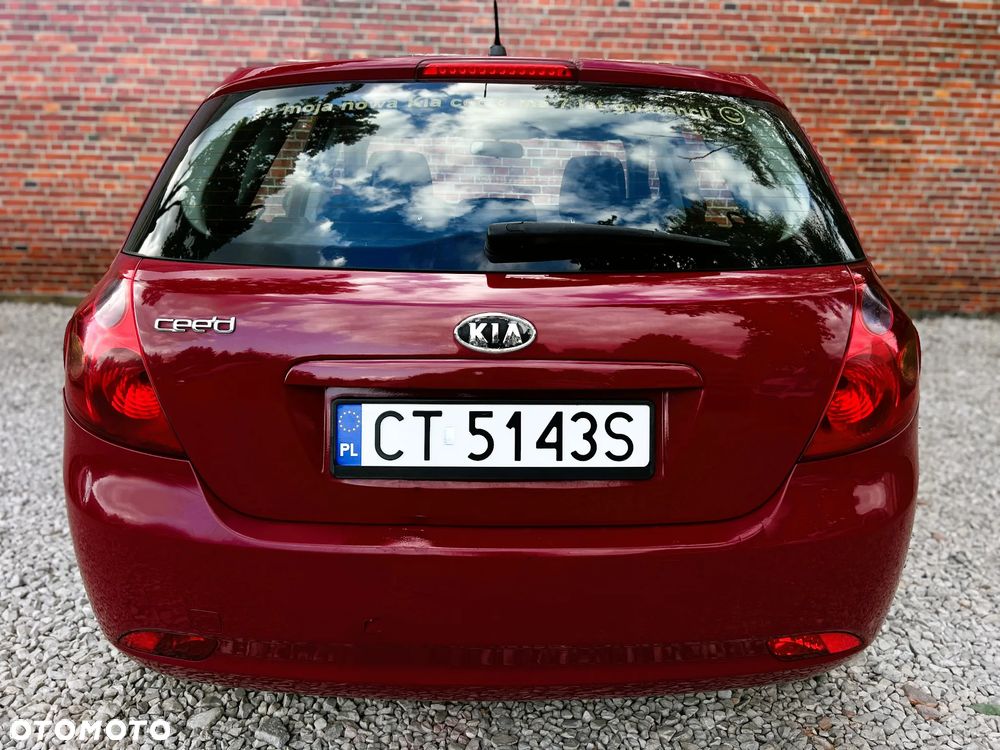 Kia Ceed - 32