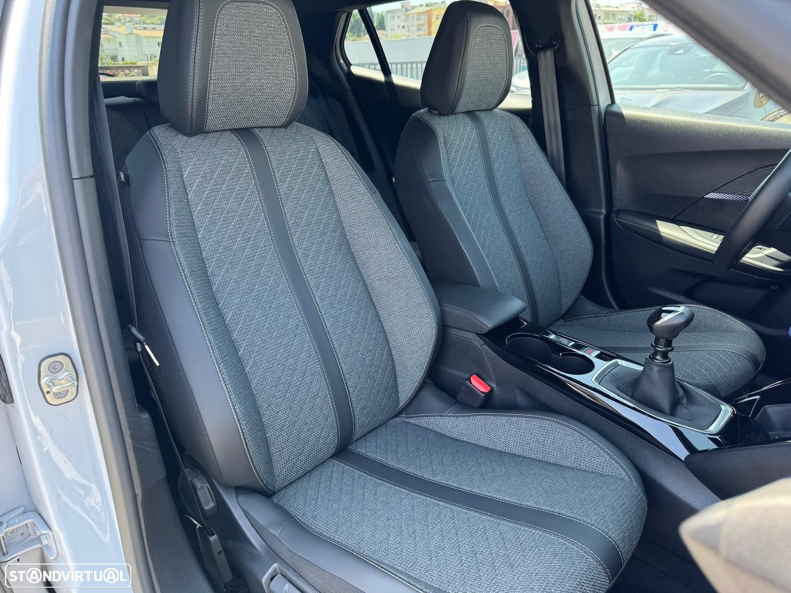 Peugeot 2008 1.2 PureTech Allure Pack - 16