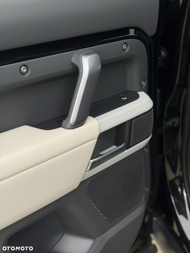 Land Rover Defender - 21