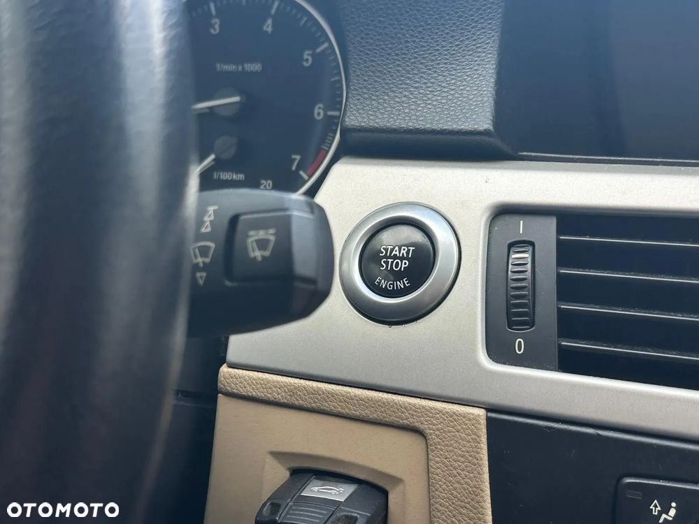 BMW Seria 3 318i Touring - 22