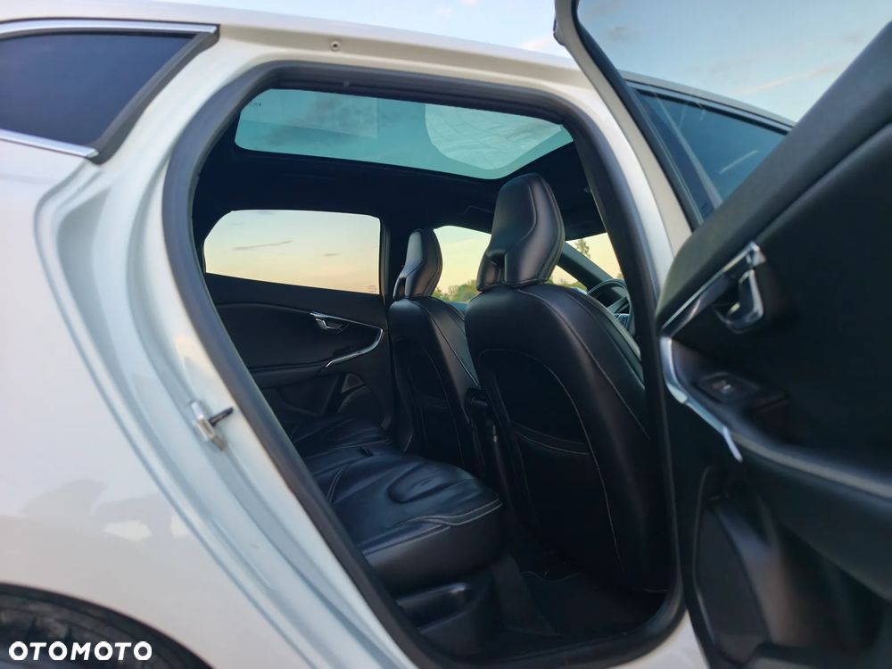 Volvo V40 T3 R-Design Momentum - 24