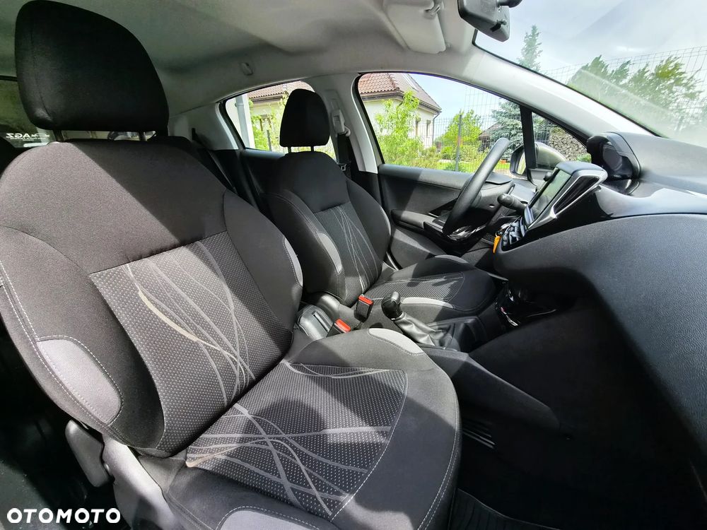 Peugeot 208 - 12