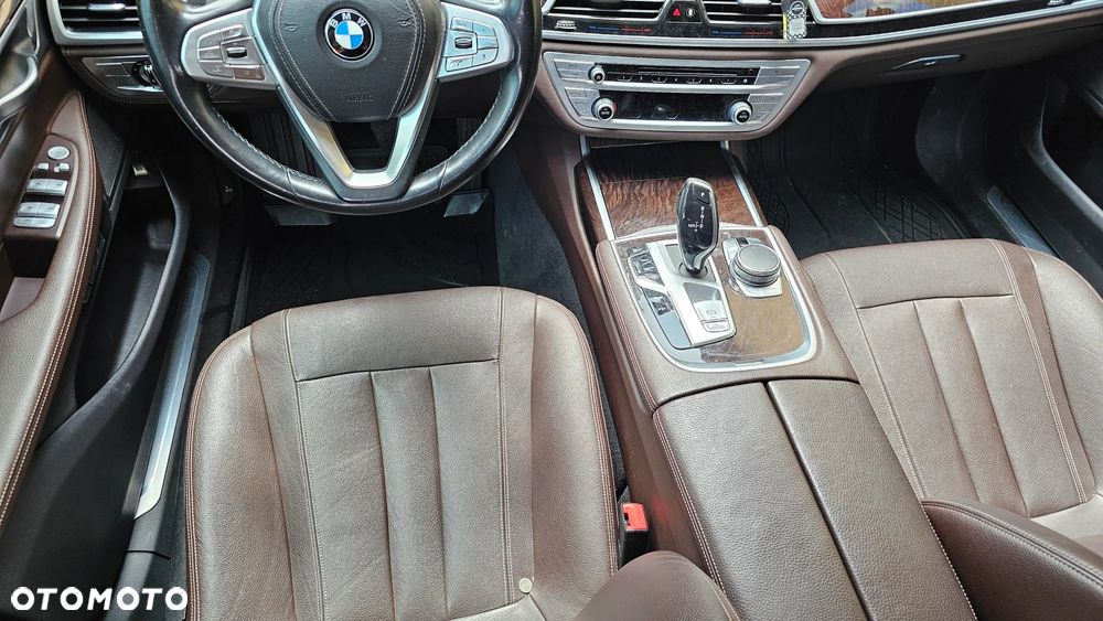 BMW Seria 7 740Li - 33