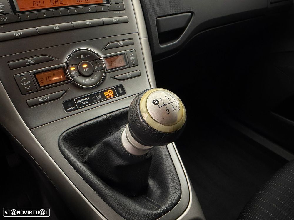 Toyota Auris 1.4 D-4D - 5