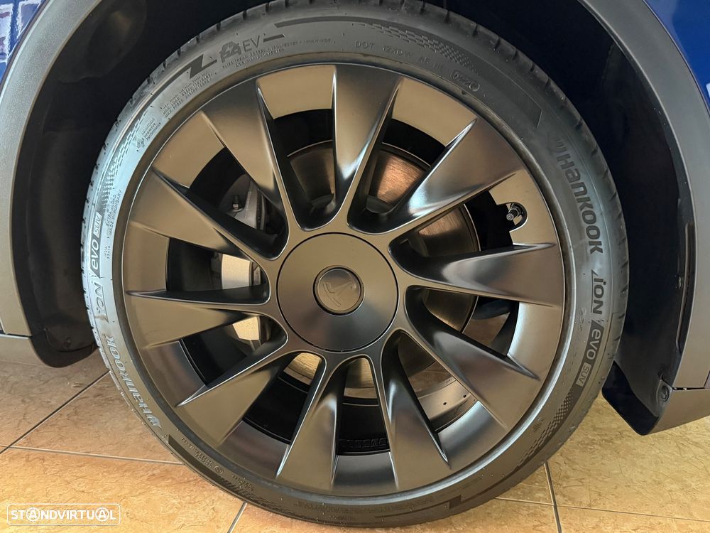 Tesla Model Y Long Range Dual Motor AWD — fotografia 3