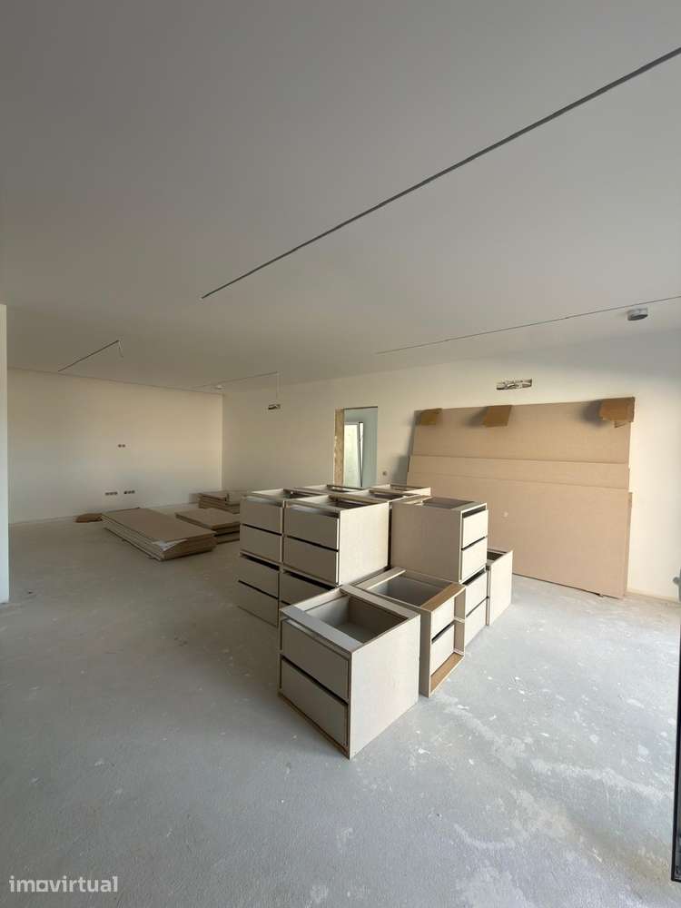 Moradia T4 geminada, térrea, com jardim e garagem em Condeixa-a-Nova - Grande imagem: 2/28
