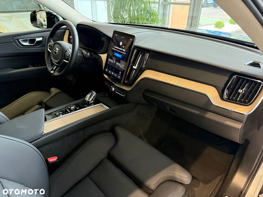 Volvo XC 60 B5 B AWD Plus Dark - 18