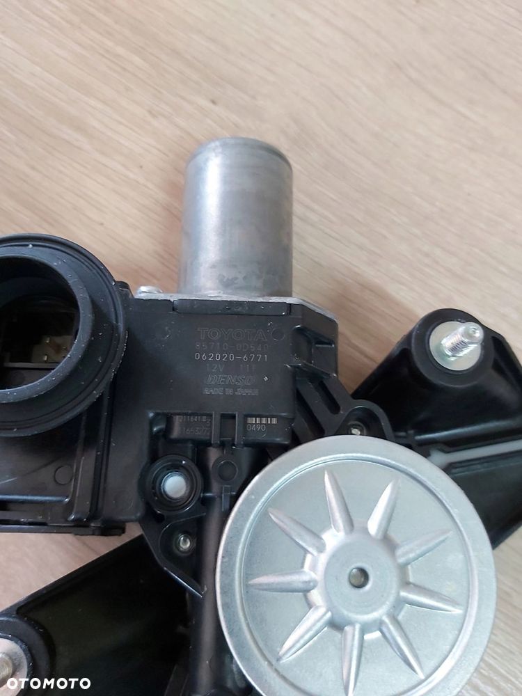 Toyota Yaris Cross 1,5 podnośnik szyby prawy przód mechanizm 85710-0D540 - 2