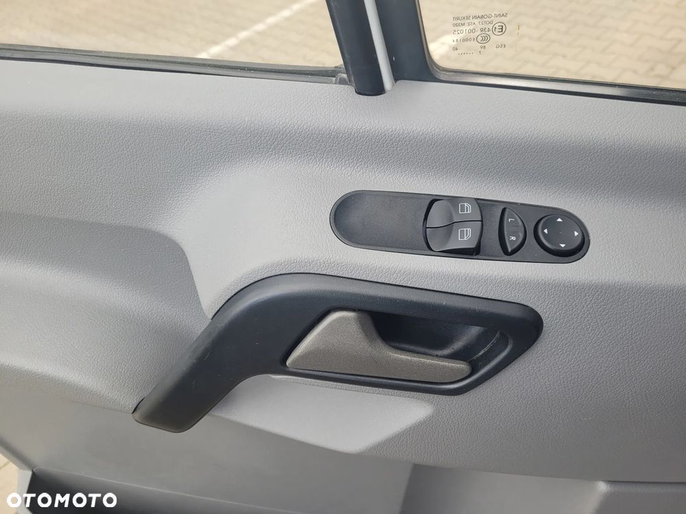 Mercedes-Benz Sprinter - 25