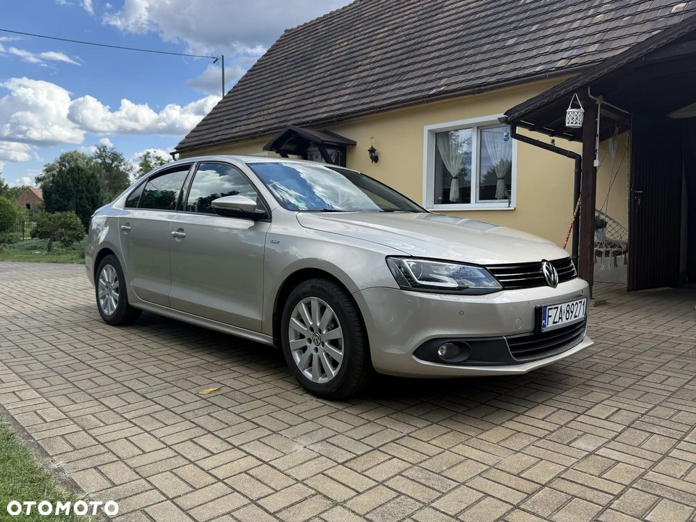 Volkswagen Jetta 1.6 TDI Highline DSG - 2