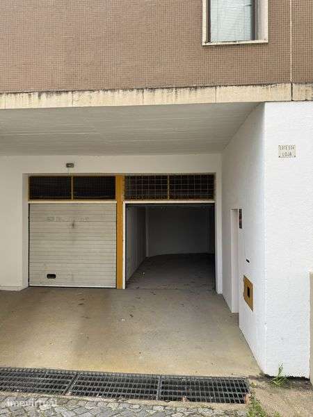 Arrendo Garagem/ Armazém Perto do Aeroporto Lisboa - Grande imagem: 2/10