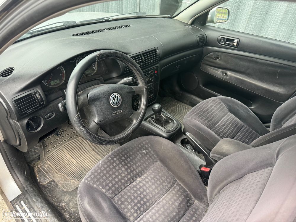 VW Passat 1.9 TDi Confortline - 9