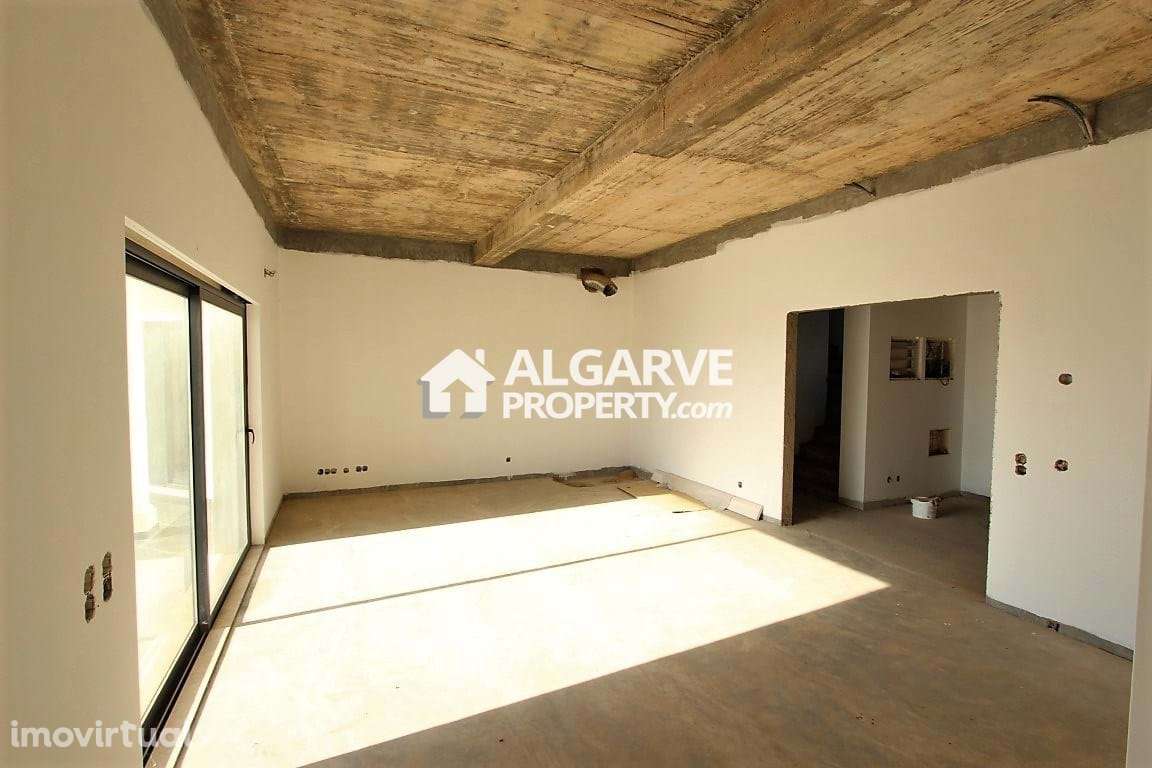 Luxuosa V4 em fase de construção com FABULOSA vista de CAMPO e MAR em - Grande imagem: 3/20