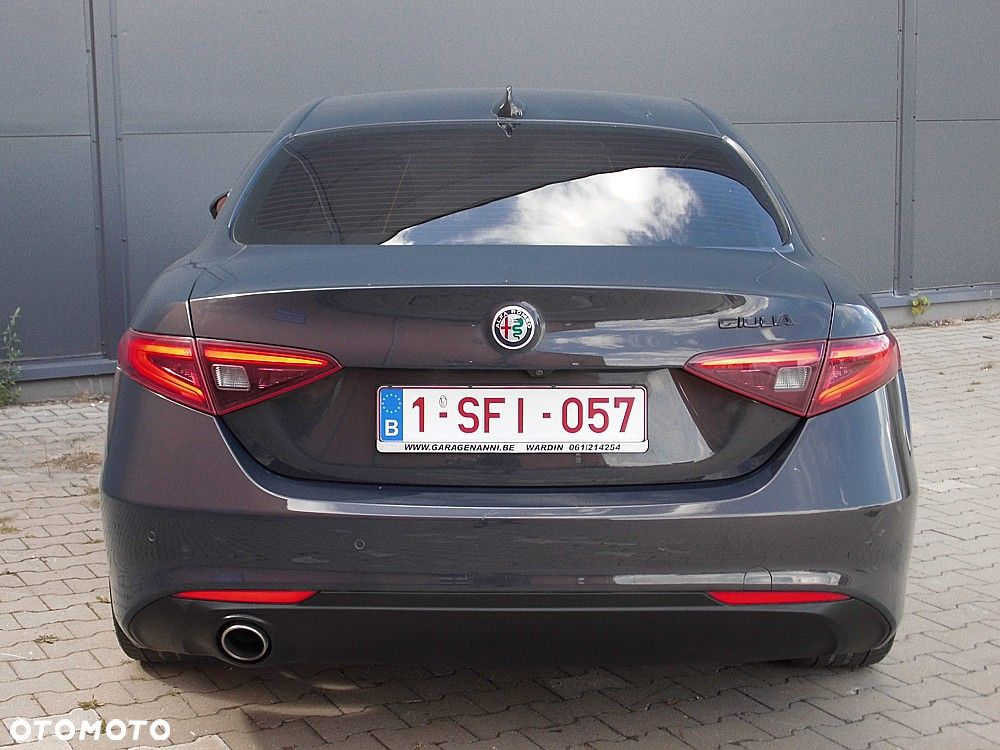 Alfa Romeo Giulia 2.2 AT8 Business - 23