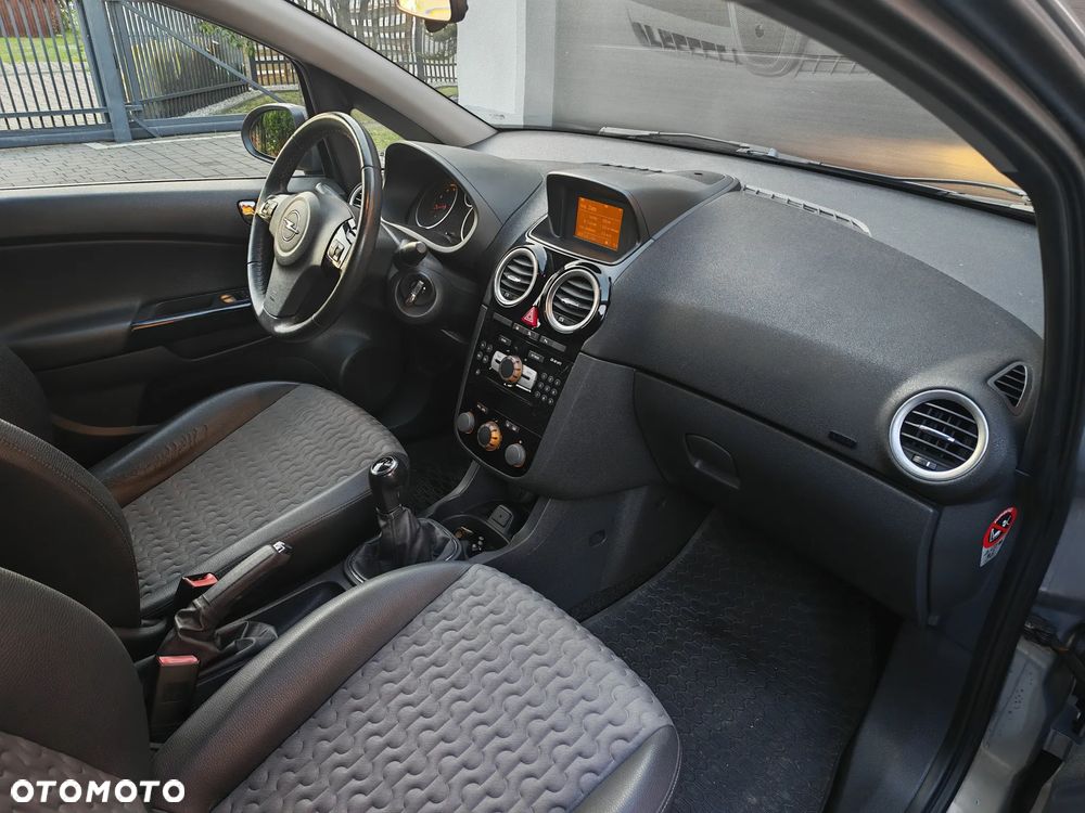 Opel Corsa 1.4 16V Cosmo - 11