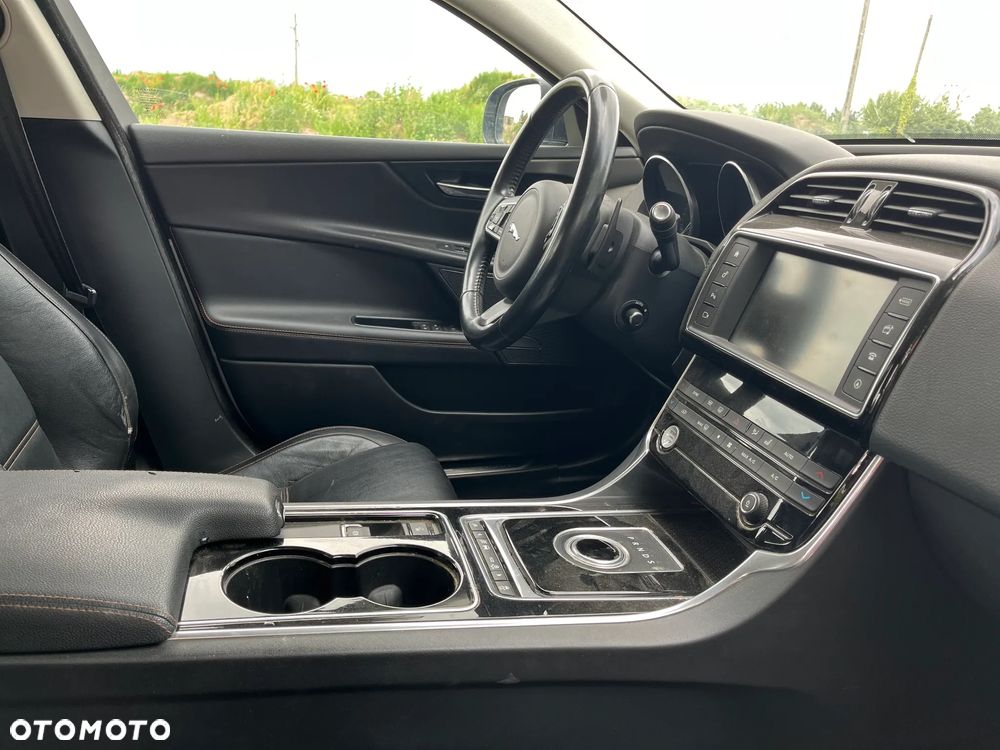 Jaguar XE 2.0 T R-Sport - 22