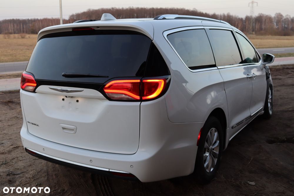 Chrysler Pacifica - 7