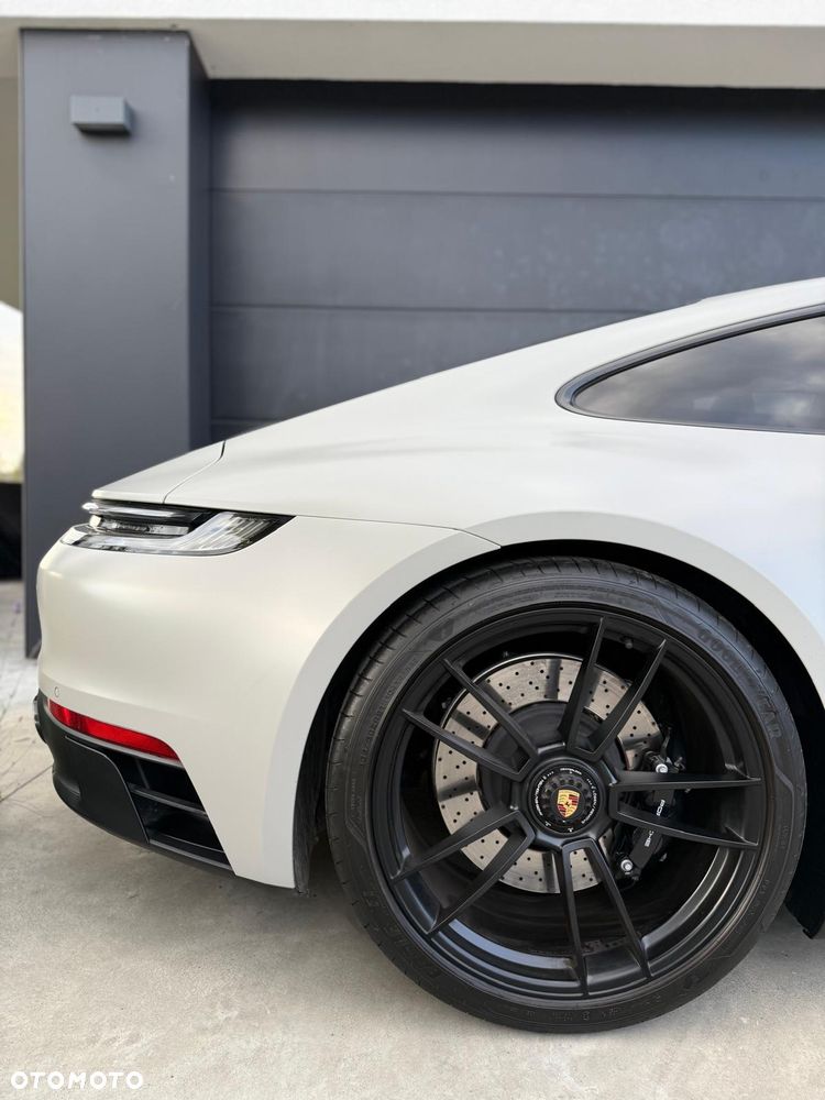 Porsche 911 Carrera 4 GTS - 8