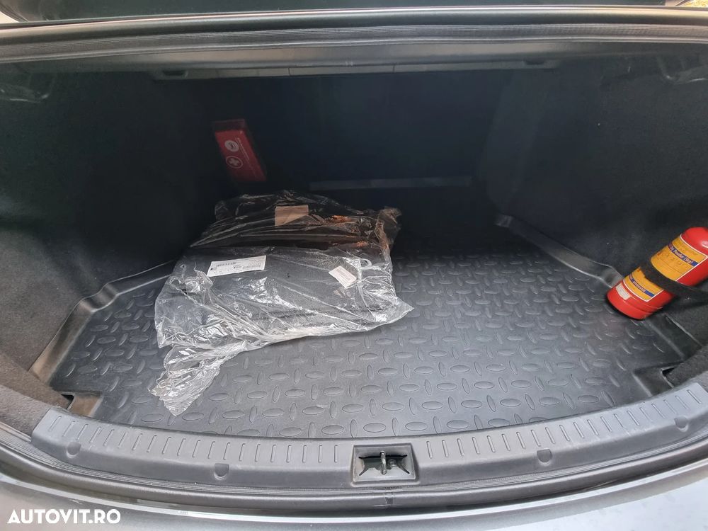 Toyota Avensis 1.8 Executive - 24